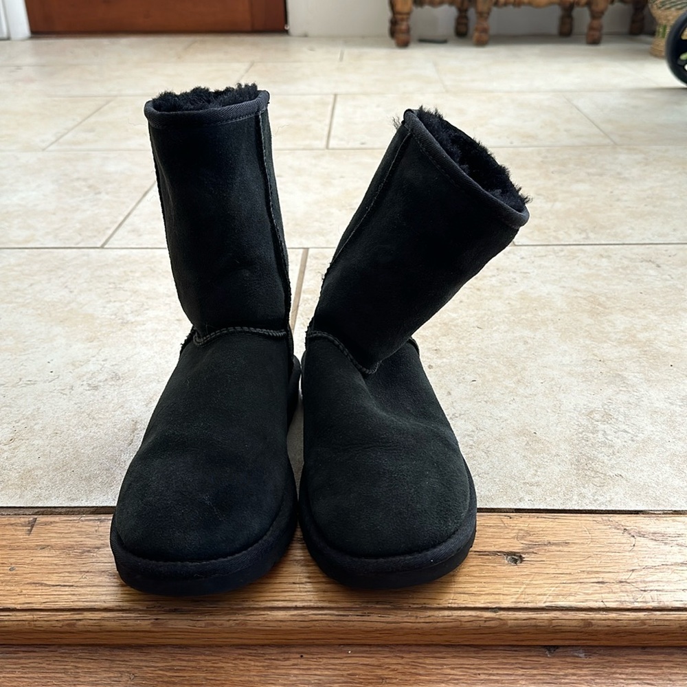 Black UGG women’s classic short boot size 6